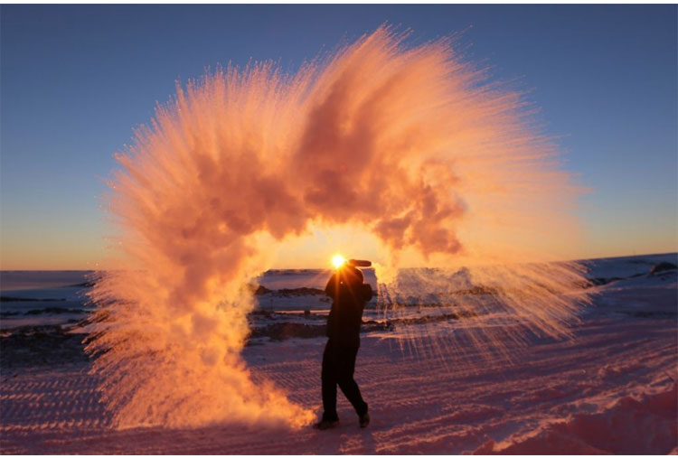 This is what happens when you throw hot water in Antartica, Awesome!