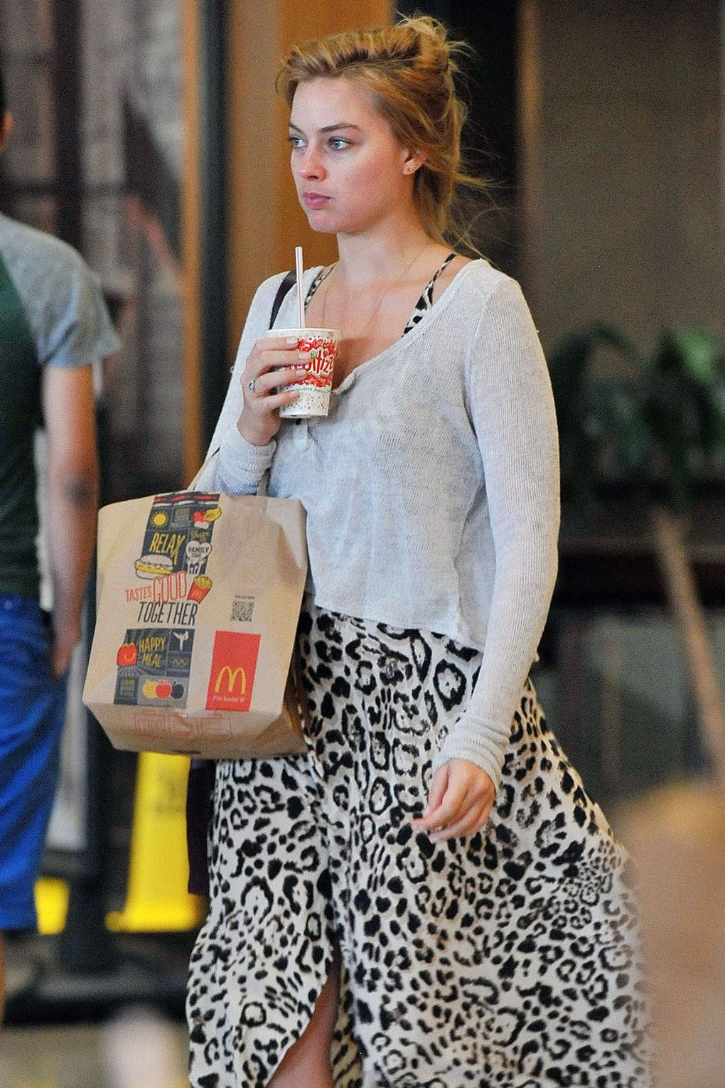 Margot Robbie buying fast food
