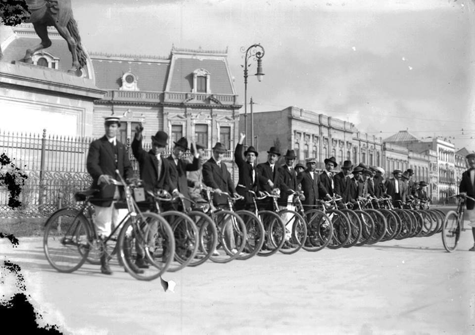 Bicycles in the Glorieta del Caballito