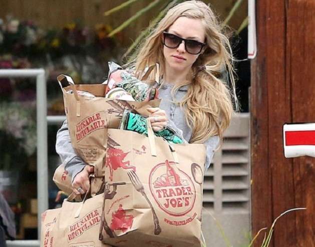 Amanda Seyfried goes grocery shopping