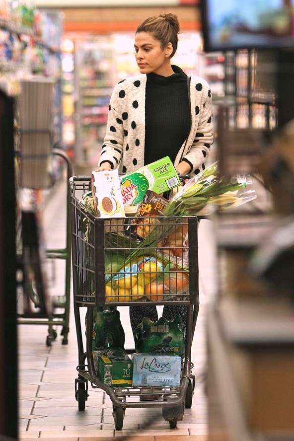 Eva Mendes does grocery shop