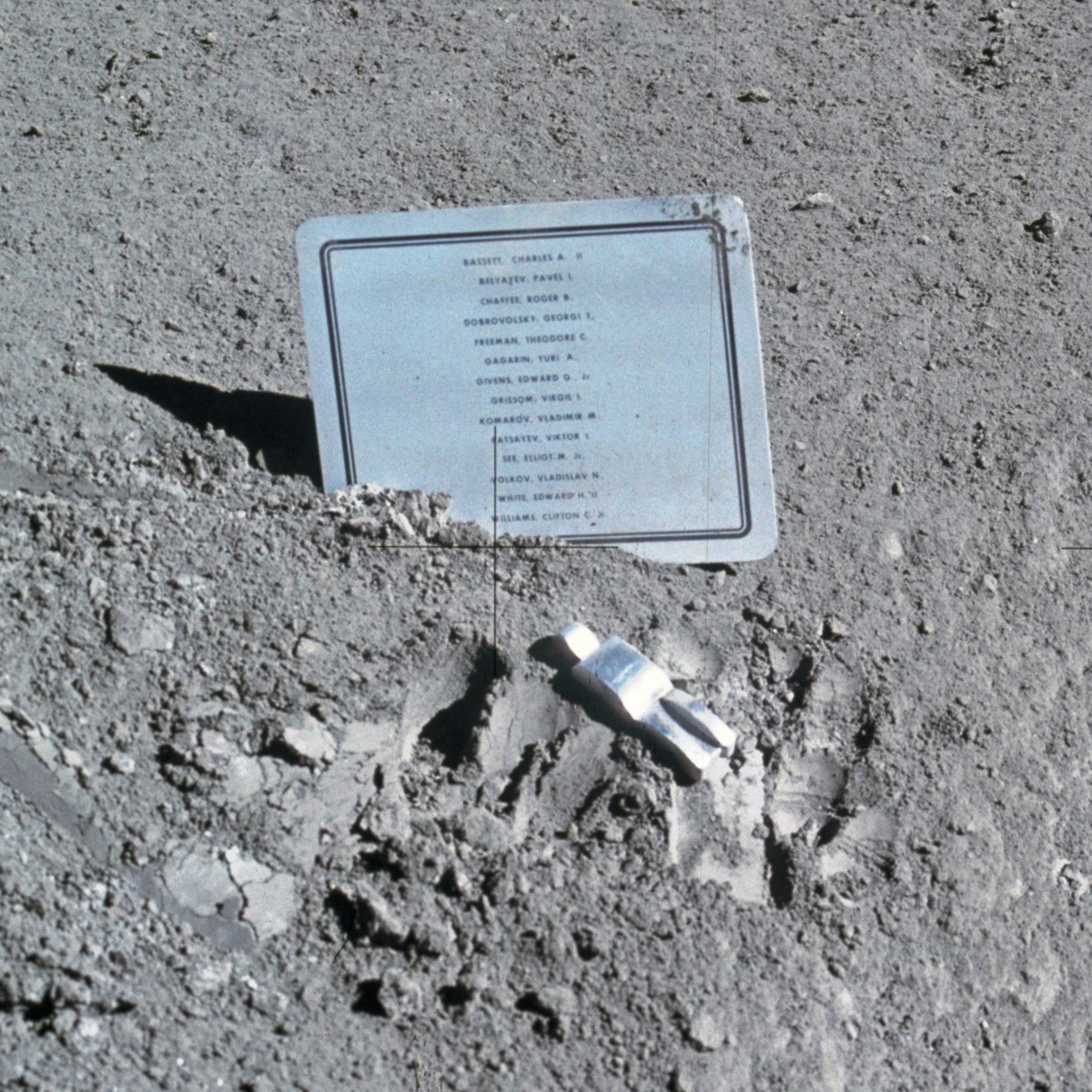The tribute on the moon to the missing astronauts